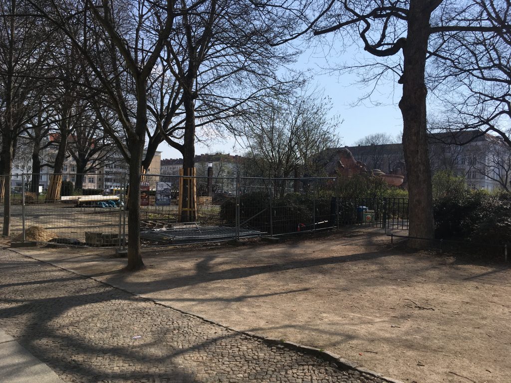 Stier hinter Gittern - der Arnswalder Platz wird saniert (Foto: Constanze Nauhaus)