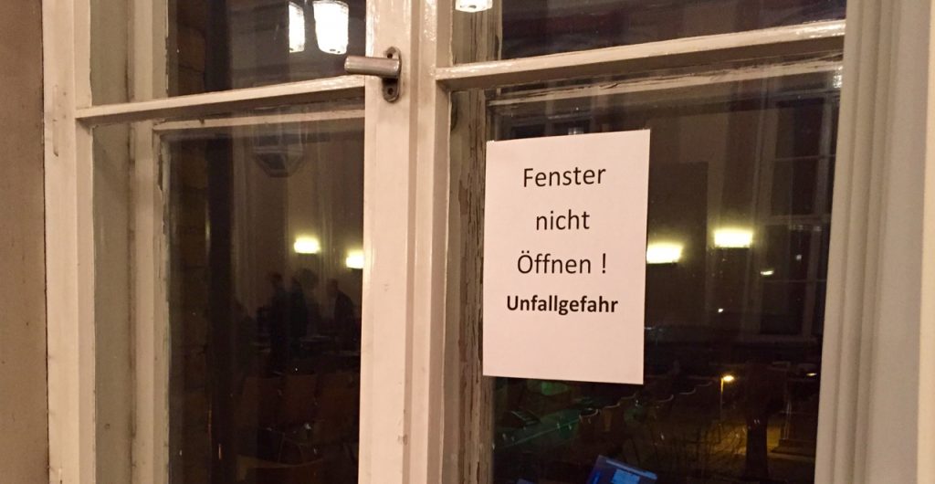 Fenster im BVV-Saal in der Fröbelstraße